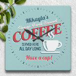 Fun  Fresh Brewed Coffee Personalized Vierkante Klok<br><div class="desc">Een leuk,   teruggooiontwerp naar de jaren '60 met deze schattige,  verse koffiebranderklok,  gepersonaliseerd voor iemand speciaal. Deze geweldige kleine gespreksstukken maken een perfect huisvretende cadeau of een cadeau voor een koffieminnaar!</div>