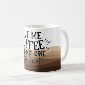 Fun Geef me een zwarte koffie-typografie Koffiemok (Voorkant rechts)