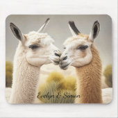 Fun Gift for Couples Engaged Kissing Llamas Muismat (Voorkant)