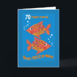 Fun Goldfishes Pisces 70th Birthday Kaart<br><div class="desc">Een leuke 70e Birthday Kaart voor een Piscean, met twee briljante oranje en gouden gele vissen op een heldere blauwe achtergrond, van een handbeschilderd papieren collage van Judy Adamson. Als je niet ziet hoe oud je nodig hebt, wil je misschien weten dat er een aangepaste versie van deze verjaardagskaart is....</div>