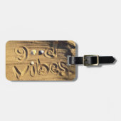 Fun Good Vibes Quote, getekend in Beach Sand Photo Bagagelabel (Voorkant horizontaal)