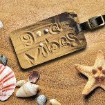Fun Good Vibes Quote, getekend in Beach Sand Photo Bagagelabel<br><div class="desc">Goede vibes. Rustig, ruik de lucht in de oceaan, en ben klaar voor je nieuwste vakantie wanneer je dit bagagelabel voor de film gebruikt. Het is een geweldig cadeau voor iemand speciaal! U kunt dit bagagelabel eenvoudig personaliseren en ik bied ook een aanpassing aan voor elk product. Stuur me alstublieft...</div>