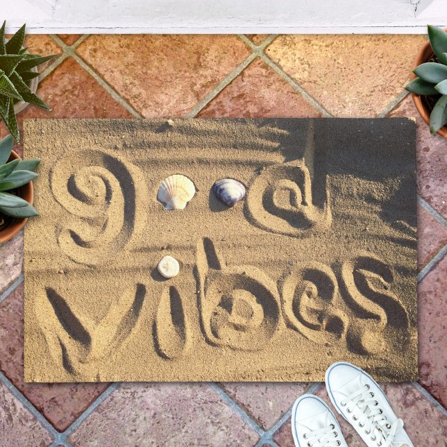 Fun Good Vibes Quote, getekend in Beach Sand Photo Deurmat (Creator heeft geüpload)