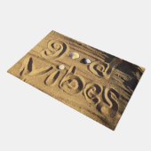Fun Good Vibes Quote, getekend in Beach Sand Photo Deurmat (Schuin)