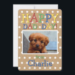 Fun Happy Fathers Day Wish met Hond Foto Feestdagenkaart<br><div class="desc">Eenduidig,  klassiek,  schattig en kleurrijk wenskaart van Happy Vaderdag. Met ruimte om aan te passen of te personaliseren met uw familiehond,  kat of andere huisdierfoto en naam van uw keuze. Op een leuk wit poka-punctiepatroon op een bruine Kraft-papiertextuur die op de achtergrond lijkt.</div>
