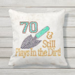 Fun Humor Gardening 70th Birthday Gift for HER HIM Buitenkussen<br><div class="desc">" 70 en speelt nog steeds in het vuil " verjaardagsgeschenk voor de FABULOUS HAAR of HEM DIE NOG STEEDS IN HET DIRT SPEELT!</div>