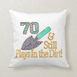 Fun Humor Gardening 70th Birthday Gift for HER HIM Kussen<br><div class="desc">" 70 en speelt nog steeds in het vuil " verjaardagsgeschenk voor de FABULOUS HAAR of HEM DIE NOG STEEDS IN HET DIRT SPEELT!</div>
