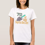 Fun Humor Gardening 70th Birthday Gift for HER HIM T-shirt<br><div class="desc">" 70 en speelt nog steeds in het vuil " verjaardagsgeschenk voor de FABULOUS HAAR of HEM DIE NOG STEEDS IN HET DIRT SPEELT! Stijlen en kleuren naar keuze!</div>