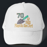 Fun Humor Gardening 70th Birthday Gift for HER HIM Trucker Pet<br><div class="desc">" 70 en speelt nog steeds in het vuil " verjaardagsgeschenk voor de FABULOUS HAAR of HEM DIE NOG STEEDS IN HET DIRT SPEELT! Stijlen en kleuren naar keuze!</div>