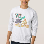 Fun Humor Gardening 70th Birthday Gift for HER HIM Trui<br><div class="desc">" 70 en speelt nog steeds in het vuil " verjaardagsgeschenk voor de FABULOUS HAAR of HEM DIE NOG STEEDS IN HET DIRT SPEELT! Stijlen en kleuren naar keuze!</div>