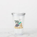 Fun Humor Gardening 70th Birthday Party Acryl Drinkbeker<br><div class="desc">'70 en nog steeds speelt in de vuile' tuin- en achtertuin-verjaardagsbekers voor de FABULOUS HAAR of HEM DIE NOG STEEDS IN DE DIRT SPEELT! Voeg douanetekst toe om uw behoeften indien gewenst aan te passen. Ook, pas het aan resize het afbeelding als u het kleiner houdt. **KORTING beschikbaar met bulkorder...</div>