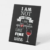 Fun. Ik ben verouderd tot Perfection Wine Quote Pl Reclamebord Met Voetstuk (Voorkant)