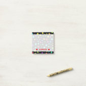 Fun, kleurrijk sterrenpatroon en aangepaste naamno post-it® notes (Op bureau)
