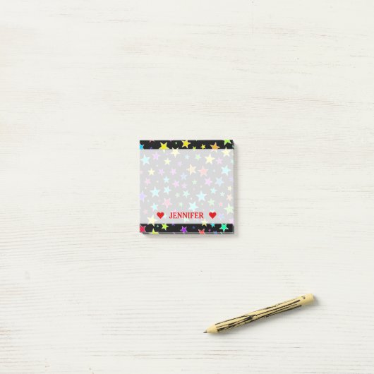 Fun, kleurrijk sterrenpatroon en aangepaste naamno post-it® notes (Op bureau)