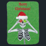 Fun Merry Christmas Skelet Santa Hat Groen Inbakerdoek<br><div class="desc">Deze babydeken is groen met faux gouden sprankeltjes en een leuk Skelet met rode en groene ornamenten tot aan zijn ogen waar een rode kerstmuts met de tekst Merry Christmas in red.</div>