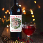 Fun Merry Christmas Wreath Afbeelding Lijst Vakant Wijn Etiket<br><div class="desc">Deze leuke etiketten van de fles van de vakantiewijn zijn perfect voor om het even welke huisbrouwer die hun wijn voor Kerstmiscadeaus wil weggeven. Het grillige ontwerp beschikt over een groenblijvend krans foto lijst waar u kunt laten vallen in uw eigen foto, en schattige rode tekst lezen Merry Christmas! Er...</div>