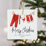 Fun Merry kerstkerstkerstkerstkerstkerstmis Keramisch Ornament<br><div class="desc">Funny Modern kerstversiering - Design is voorzien van het gezegde 'Merry Kerstmis',  een waslijn van santa claus kleding,  familienaam en jaar.</div>