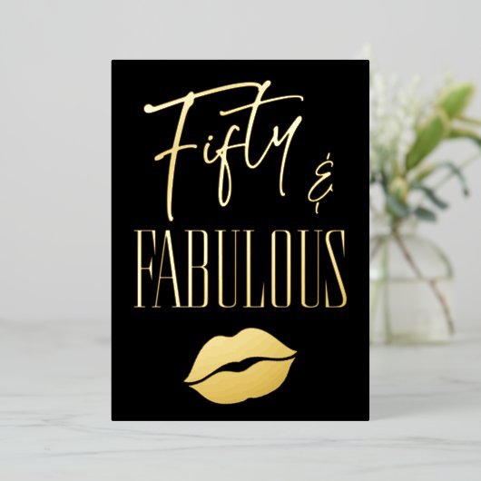 Fun Modern Black Fifty Fabulous Lips Birthday Folie Uitnodiging (Staand Voorkant)
