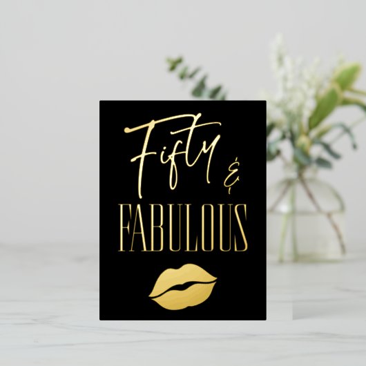Fun Modern Black Fifty Fabulous Lips Birthday Folie Uitnodiging Briefkaart (Staand Voorkant)