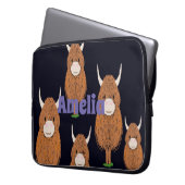 Fun Monogram Highland Koe Laptop Sleeve (Voorkant Links)
