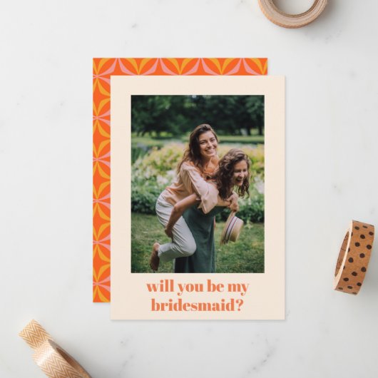 Fun Oranje Retro Pattern Bridesmaid Voorstel Notitiekaartje (Voorkant / Achterkant in situ)