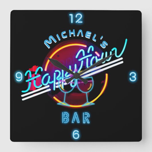 Fun Personalized Mancave Bar Den Happy Hour Vierkante Klok (Voorkant)