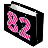 Fun Pink Striped "82"; Happy 82nd Birthday; Name Groot Cadeauzakje (Voorkant Gekanteld)