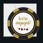 Fun Poker Chip Black Gold Wedding Verloving Kaart<br><div class="desc">Verraadd je vrienden en familie door ze deze uitnodigingen van de zwarte,  witte en gouden pokerspriet te sturen. Ze wachten vol ongeduld om bij je te zijn op deze leuke viering.</div>