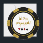 Fun Poker Chip Black Gold Wedding Verloving Kaart<br><div class="desc">Verraadd je vrienden en familie door ze deze uitnodigingen van de zwarte,  witte en gouden pokerspriet te sturen. Ze wachten vol ongeduld om bij je te zijn op deze leuke viering.</div>