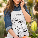 Fun Queen of the Kitchen gepersonaliseerd Schort<br><div class="desc">Dit leuke schort zal een geweldig cadeau zijn voor kerst, verjaardagen, nieuw huis of een andere speciale gelegenheid. Het schort heeft een simplistisch zwart-wit ontwerp, gepersonaliseerd met jouw naam en de tekst 'QUEEN OF THE KITCHEN' is zeer eenvoudig bewerkt om het te laten lezen 'king, prince or princess of the...</div>