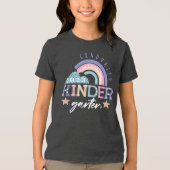 Fun Rainbow Graduated Kindergarten Klasse 2022 Tri-Blend Shirt (Voorkant)