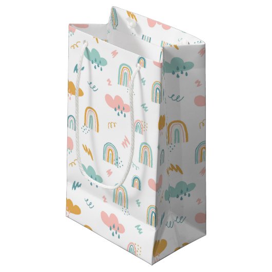 Fun Rainbow & Rain Cloud Pattern Klein Cadeauzakje (Voorkant Gekanteld)