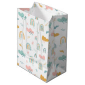 Fun Rainbow & Rain Cloud Pattern Medium Cadeauzakje (Voorkant Gekanteld)