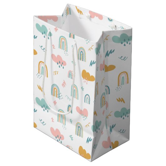 Fun Rainbow & Rain Cloud Pattern Medium Cadeauzakje (Voorkant Gekanteld)