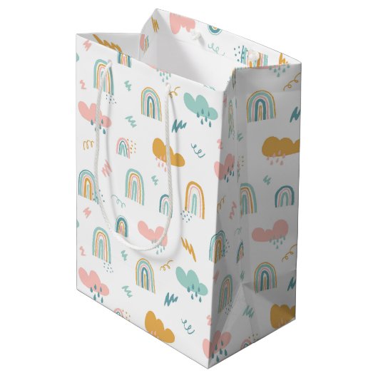 Fun Rainbow & Rain Cloud Pattern Medium Cadeauzakje (Achterkant Gekanteld)