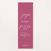 Fun Raspberry Paars Script Yoga nu Pizza later Yogamat (Voorkant)