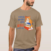 Fun Reading DEZE BOEKEN ZIJN MINE KAT T-shirt (Voorkant)