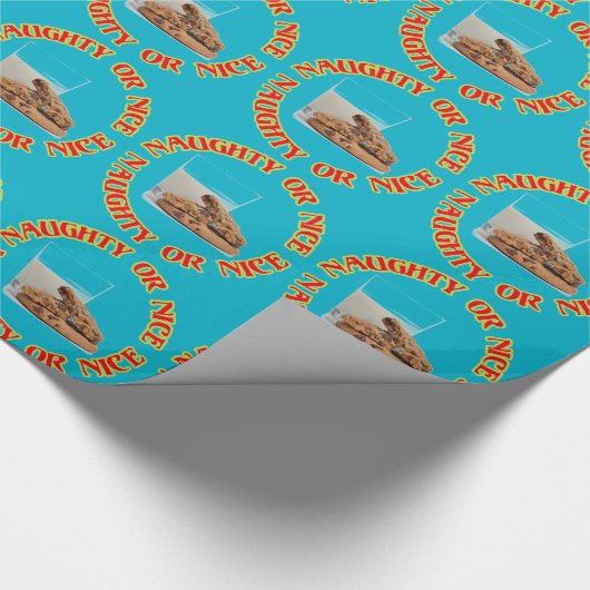 Fun Red Naughty of Nice Milk and Cookies Gift Wrap Cadeaupapier (Hoek)