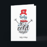 Fun Red Pet Snowman Baby Het koude buiten Whimsica Feestdagen Kaart<br><div class="desc">Fun Red Pet Snowman Baby Het is koud buiten Whimsical Holiday Kaart. Stuur vakantiebezoekers naar je geliefden met deze leuke en moderne vakantiekaarten. Alle teksten zijn vooraf geregeld zodat u zich gemakkelijk en snel kunt personaliseren met uw eigen details. prettige feestdagen!</div>
