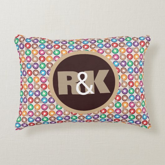 Fun Retro Circles met paar Monogrammen Accent Kussen (Voorkant)