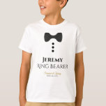 Fun Ring Bearer Black Stropdas Wedding T-shirt<br><div class="desc">Deze leuke t-shirts zijn ontworpen als gunsten of cadeautjes voor trouwring-bearders. Het t-shirt is wit en heeft een afbeelding van een zwart boegachtig stropdas en drie knoppen. De tekst leest Ring Bearer, en heeft een plaats om zijn naam evenals de naam van het trouwpaar en trouwdatum in te gaan. Geweldige...</div>