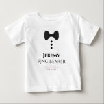 Fun Ring Bearer Black Stropdas Wedding Toddler T-s<br><div class="desc">Deze leuke t-shirts zijn ontworpen als gunsten of cadeautjes voor trouwring-bearders. Het t-shirt is wit en heeft een afbeelding van een zwart boegachtig stropdas en drie knoppen. De tekst leest Ring Bearer, en heeft een plaats om zijn naam evenals de naam van het trouwpaar en trouwdatum in te gaan. Geweldige...</div>