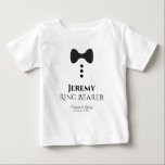 Fun Ring Bearer Black Stropdas Wedding Toddler T-s<br><div class="desc">Deze leuke t-shirts zijn ontworpen als gunsten of cadeautjes voor trouwring-bearders. Het t-shirt is wit en heeft een afbeelding van een zwart boegachtig stropdas en drie knoppen. De tekst leest Ring Bearer, en heeft een plaats om zijn naam evenals de naam van het trouwpaar en trouwdatum in te gaan. Geweldige...</div>