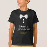 Fun Ring Bearer White Stropdas Wedding T-shirt<br><div class="desc">Deze leuke t-shirts zijn ontworpen als gunsten of cadeautjes voor trouwring-bearders. Het t-shirt is zwart en heeft een afbeelding van een wit boogstropdas en drie knoppen. De tekst leest Ring Bearer, en heeft een plaats om zijn naam evenals de naam van het trouwpaar en trouwdatum in te gaan. Geweldige toevoeging...</div>