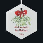 Fun Romantic ontmoet Mistletoe Quote Kerstmis Glas Ornament<br><div class="desc">Kunst voor de Waterverf van kerstmis in het kader van de Mistletoe Quote</div>
