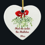 Fun Romantic ontmoet Mistletoe Quote Kerstmis Keramisch Ornament<br><div class="desc">Kunst voor de Waterverf van kerstmis in het kader van de Mistletoe Quote</div>