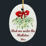 Fun Romantic ontmoet Mistletoe Quote Kerstmis Keramisch Ornament<br><div class="desc">Kunst voor de Waterverf van kerstmis in het kader van de Mistletoe Quote</div>