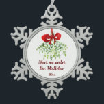 Fun Romantic ontmoet Mistletoe Quote Kerstmis Tin Sneeuwvlok Ornament<br><div class="desc">Kunst voor de Waterverf van kerstmis in het kader van de Mistletoe Quote</div>