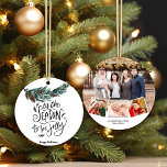 Fun Script Family Photo is het seizoen van de jole Ornament<br><div class="desc">Dit is het seizoen van de juffrouw | Waterverf Greenery Pine Cone Elegant Script Minimalist 4 Family Photo Collage Ornament. Alle teksten zijn vooraf geregeld zodat u zich gemakkelijk en snel kunt personaliseren met uw eigen details. Ik wens jullie allemaal een Prettige feestdagen!</div>