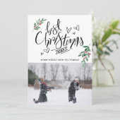 Fun Script Red Holly Berries Beste Kerstmis ooit Feestdagenkaart (Staand voorkant)